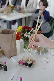 Für die Passagiere gab es vor dem Start japanische Spezialitäten wie Sushi (©Foto. Marikka-Laila Maisel)